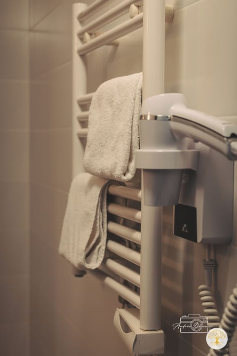 Classic Room, Garden View | Bathroom | Shower, hair dryer, soap, shampoo