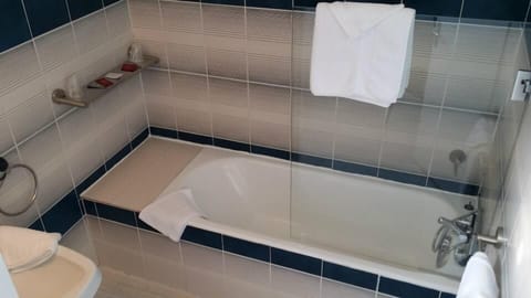 Family Quadruple Room, Garden View | Bathroom | Free toiletries, towels