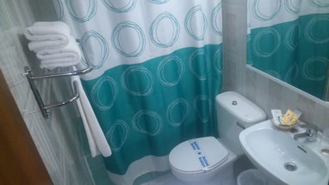 Standard Double Room | Bathroom | Towels