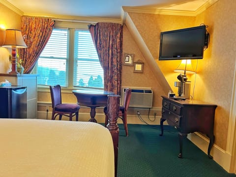 Premier Room, 1 Queen Bed, Private Bathroom, Ocean View | Living area | TV