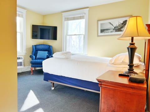 Standard Room, 1 Queen Bed, Private Bathroom, Corner | Premium bedding, in-room safe, desk, soundproofing