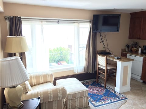 Premier Suite, 1 King Bed | Private kitchen | Mini-fridge, microwave, coffee/tea maker, highchair