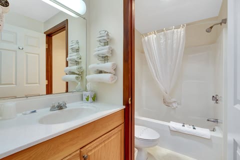 Deluxe Room, 1 King Bed, Patio | Bathroom | Combined shower/tub, free toiletries, hair dryer, towels