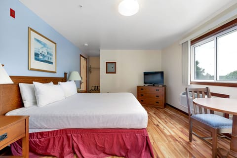 Deluxe Room, 1 King Bed, Patio | Individually furnished, desk, soundproofing, iron/ironing board
