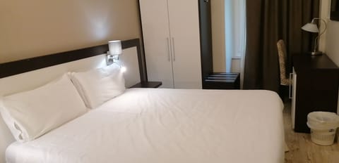 Superior Double or Twin Room | In-room safe, desk, laptop workspace, blackout drapes
