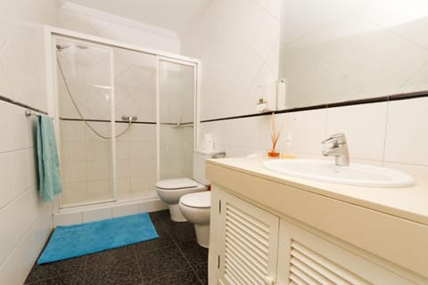 Single Bed in a 7 people shared dormitory | Bathroom | Shower, hair dryer, towels