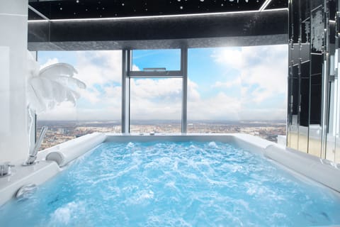 Presidential Suite with hot tub | City view