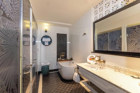 Family Room | Bathroom | Deep soaking tub, rainfall showerhead, free toiletries, hair dryer