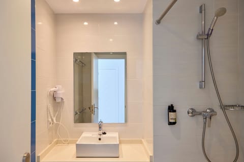 Comfort Room, 1 Bedroom (2 persons) | Bathroom | Shower, hair dryer, towels