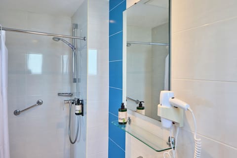 Double Room, Balcony | Bathroom | Shower, hair dryer, towels