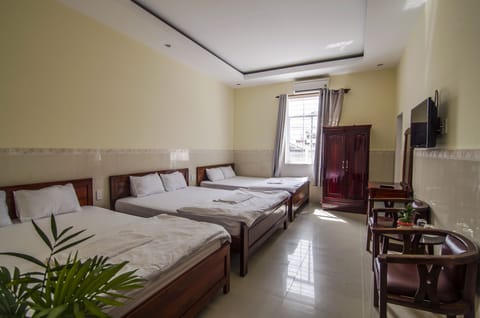 Family Room (6 people) | Minibar, desk, free WiFi, bed sheets