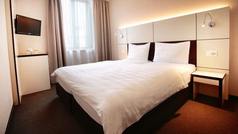 Standard Double or Twin Room, 2 Twin Beds | In-room safe, desk, blackout drapes, soundproofing