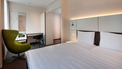 Business Double or Twin Room, 2 Twin Beds | In-room safe, desk, blackout drapes, soundproofing