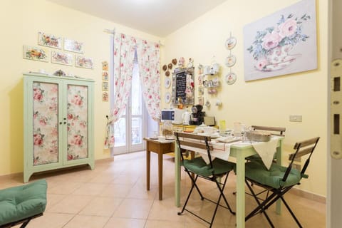 Coffee/tea maker, electric kettle