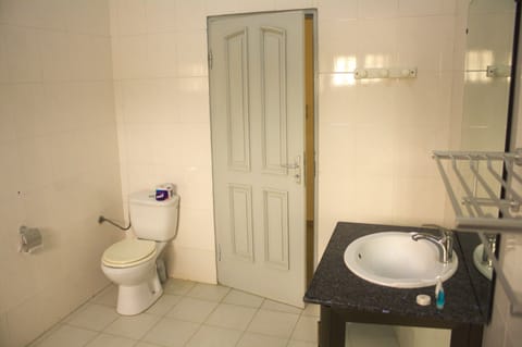 Classic Room | Bathroom | Shower, free toiletries, towels