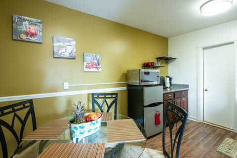 Apartment, 1 Bedroom, Kitchen, Courtyard Area | Private kitchenette | Fridge, microwave, oven, dishwasher