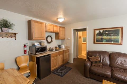 Deluxe Cabin | Private kitchenette | Microwave, coffee/tea maker