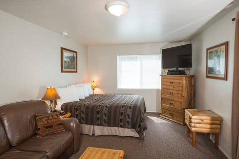 Deluxe Cabin | Premium bedding, iron/ironing board, free WiFi, bed sheets