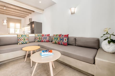 Family Suite, Hot Tub (Outdoor) | In-room safe, free WiFi, bed sheets