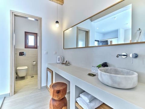 Suite Outdoor Hot Tub | Egyptian cotton sheets, premium bedding, in-room safe