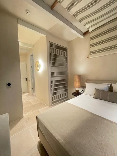 Standard Room | Minibar, iron/ironing board, free WiFi, bed sheets