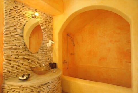 Executive Suite | Bathroom | Shower, hair dryer, towels