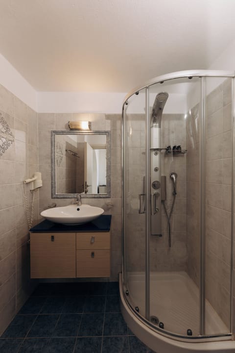 Standard Triple Room | Bathroom | Shower, hair dryer, towels