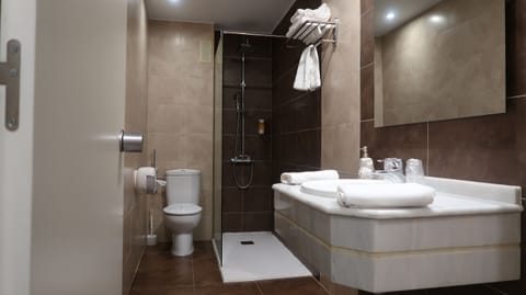 Double Room, 1 Bedroom | Bathroom | Shower, towels