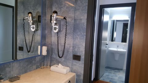 Junior Suite Triple | Bathroom | Combined shower/tub, deep soaking tub, hair dryer, slippers