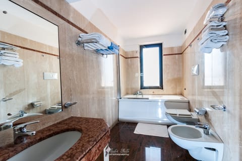 Double Room Single Use | Bathroom | Free toiletries, hair dryer, bidet, towels