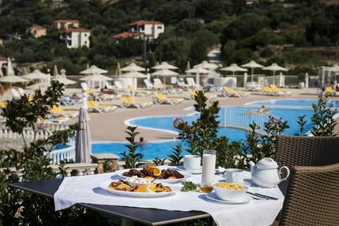 Daily buffet breakfast (EUR 9.50 per person)