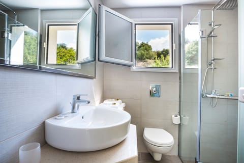 Classic Suite, 1 Bedroom, Sea View | Bathroom | Shower, free toiletries, hair dryer, towels