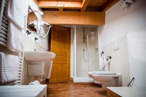 Triple Room | Bathroom | Shower, free toiletries, hair dryer, bidet