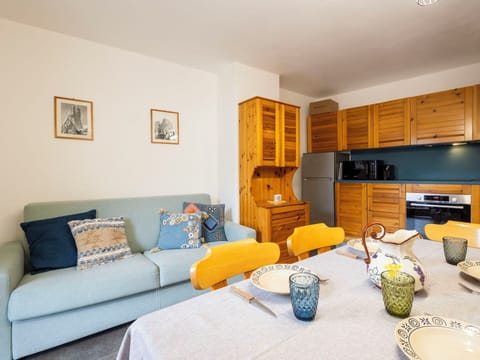 Apartment, Balcony, Daylighting, Plaster
