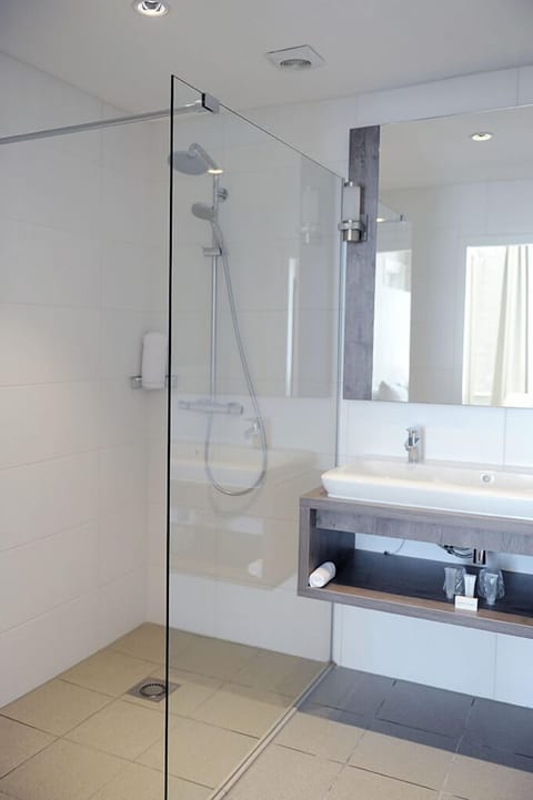 Villa Double | Bathroom | Shower, free toiletries, hair dryer, towels