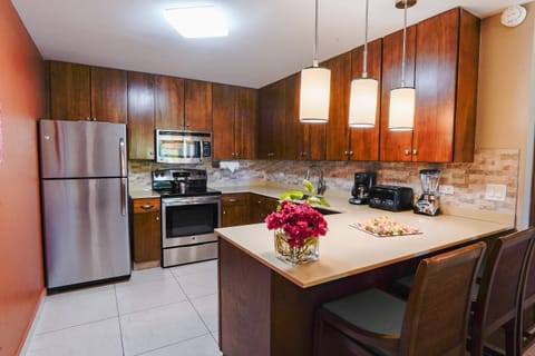 Deluxe Suite, 1 Bedroom, Fully Equipped Kitchen | Private kitchen | Full-size fridge, microwave, oven, stovetop