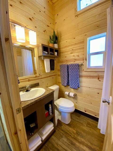 Deluxe Cabin, River View | Bathroom | Free toiletries, hair dryer, towels, soap