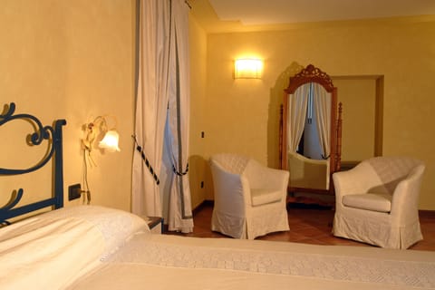 Double Room, 1 Double Bed | In-room safe, desk, soundproofing, cribs/infant beds