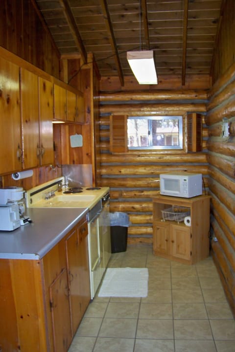 Cabin, 1 Bedroom (Cabin 10 - Duplex with cabin 11) | Private kitchenette | Microwave, coffee/tea maker