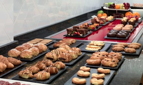 Daily cooked-to-order breakfast (EUR 24 per person)