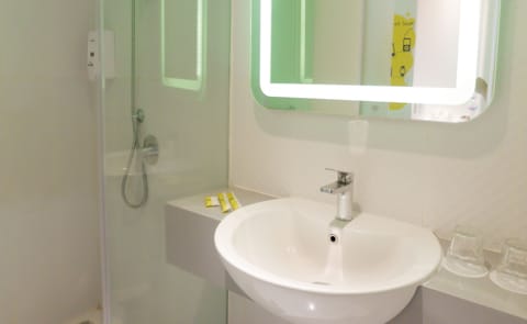 Room (Yello) | Bathroom | Shower, free toiletries, hair dryer, towels