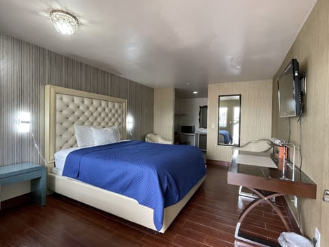 Standard Room, 1 King Bed, Non Smoking | Iron/ironing board, free WiFi