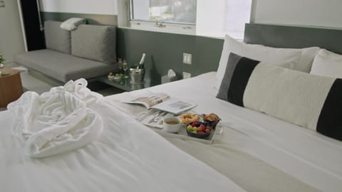 Premium Suite (Suite B) | Premium bedding, individually decorated, desk, laptop workspace