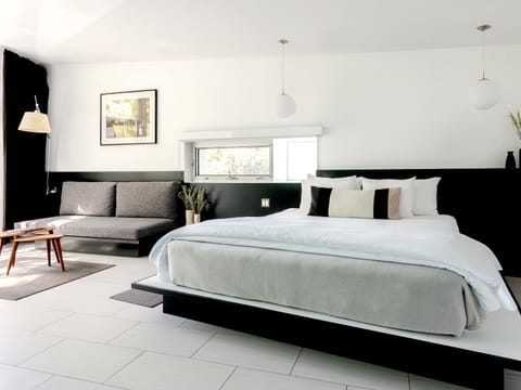 Premium Suite (Suite B) | 1 bedroom, premium bedding, individually decorated, desk