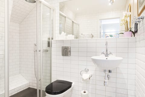 Superior Triple Room | Bathroom | Eco-friendly toiletries, hair dryer, towels, soap