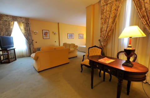 Junior Suite | Minibar, in-room safe, desk, free WiFi