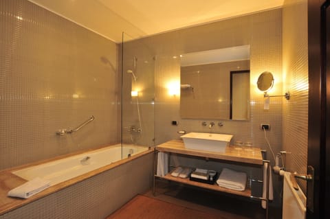 Traditional Room | Bathroom | Combined shower/tub, deep soaking tub, free toiletries, hair dryer