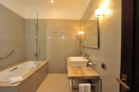 Combined shower/tub, deep soaking tub, free toiletries, hair dryer