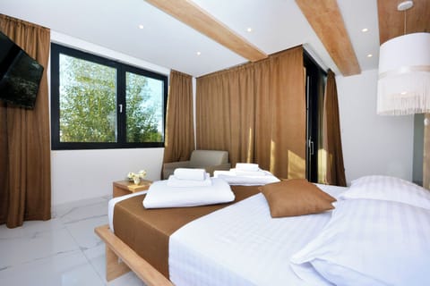 Minibar, in-room safe, desk