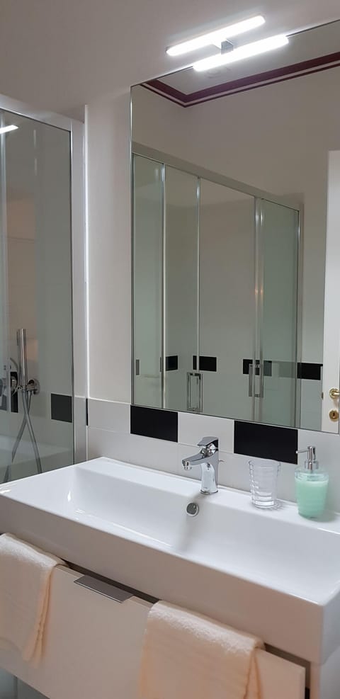 Comfort Double or Twin Room, Kitchenette | Bathroom | Shower, free toiletries, hair dryer, bidet